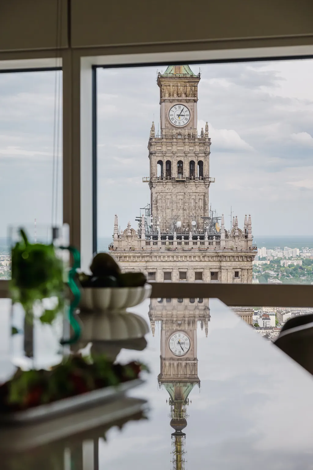 Panorama miasta odbita w błyszczącym blacie