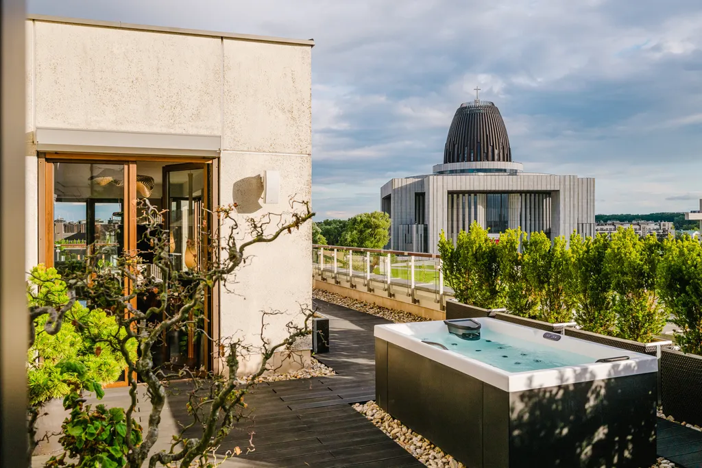 Kadr z penthouse’u z tarasem i jacuzzi