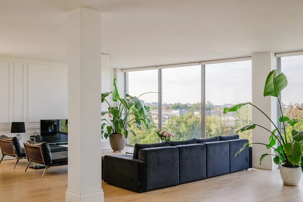 Kadr z penthouse’u z panoramą miasta