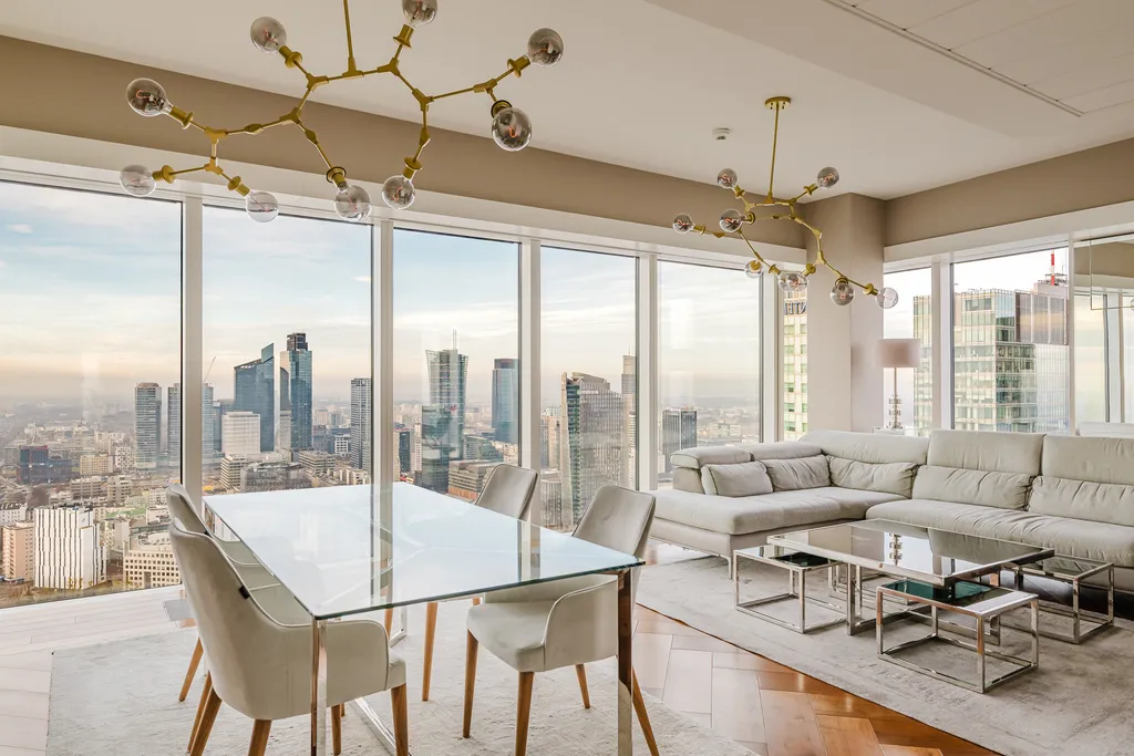 Kadr z apartamentu w wieżowcu z panoramą centrum