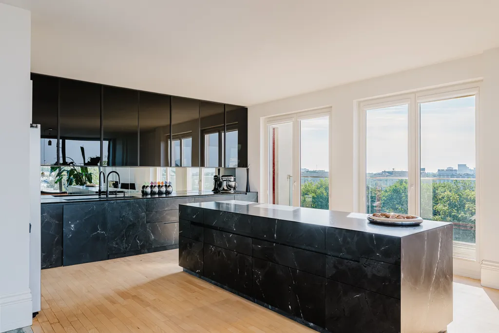 Kadr z penthouse’u z panoramą miasta