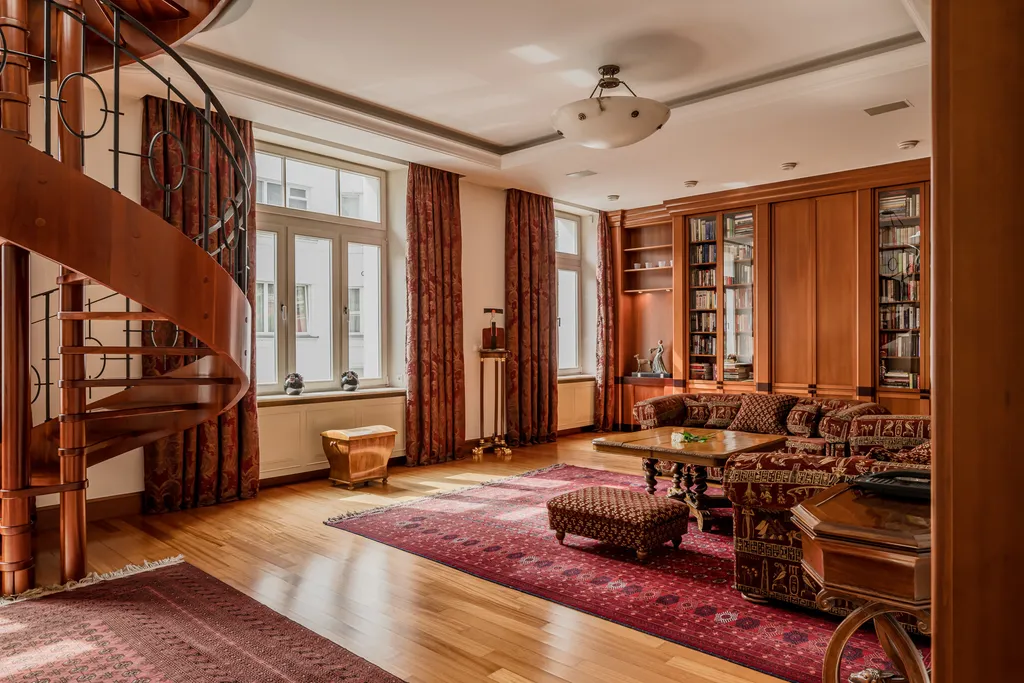 Kadr z klasycznego apartamentu w mahoniu