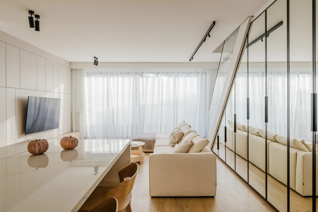 Kadr z białego apartamentu dwupoziomowego