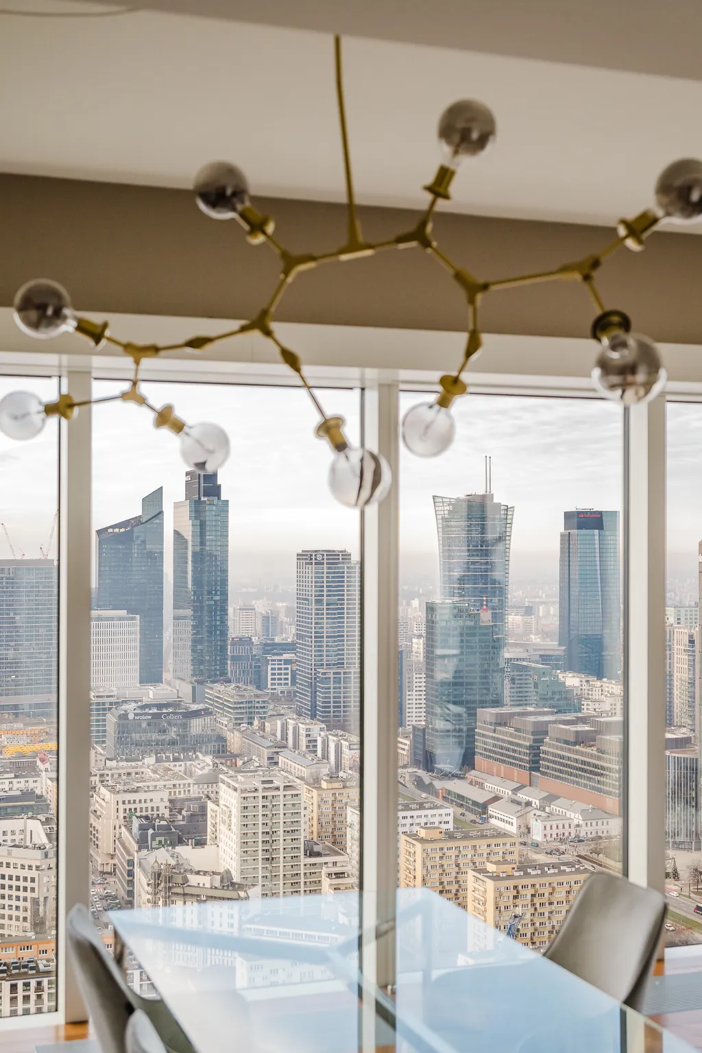 Kadr z apartamentu w wieżowcu z panoramą centrum