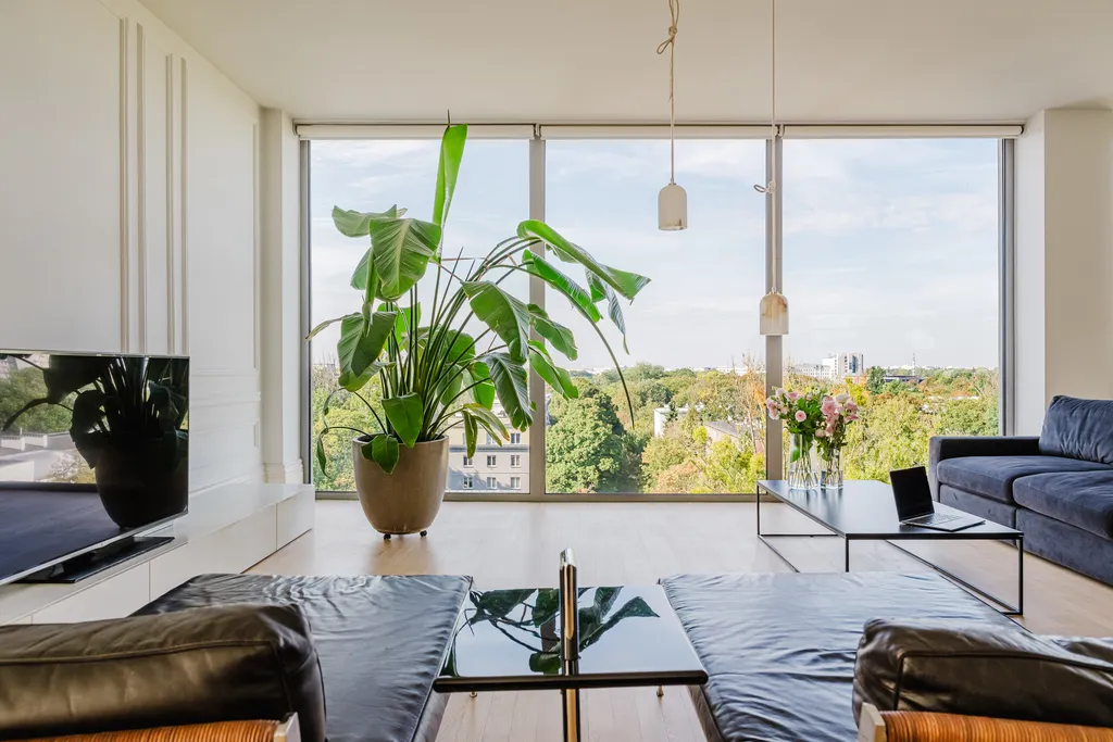 Kadr z penthouse’u z panoramą miasta