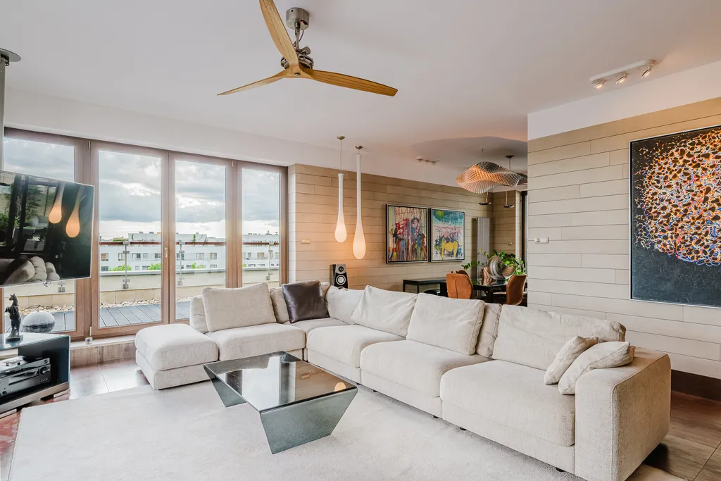 Kadr z penthouse’u z tarasem i jacuzzi