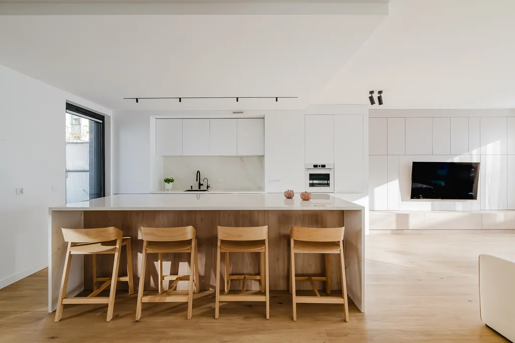 Kadr z białego apartamentu dwupoziomowego