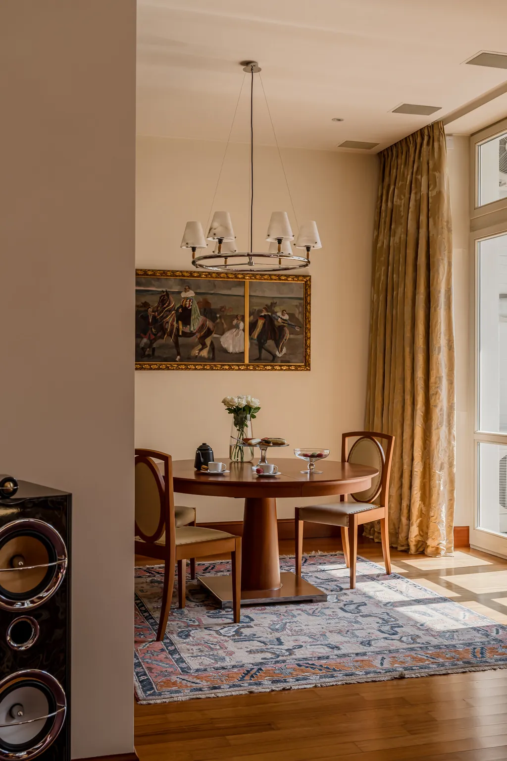 Kadr z klasycznego apartamentu w mahoniu