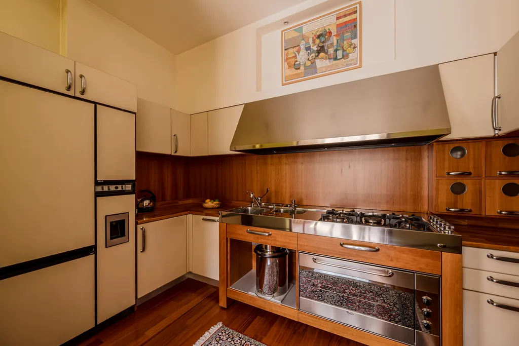 Kadr z klasycznego apartamentu w mahoniu