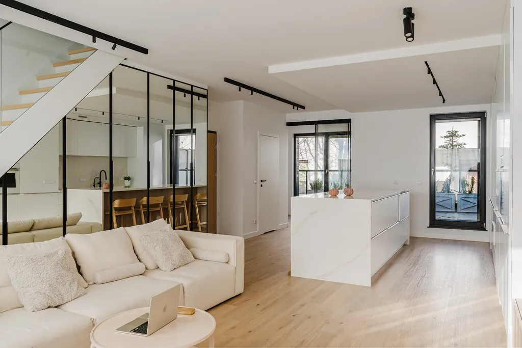Kadr z białego apartamentu dwupoziomowego