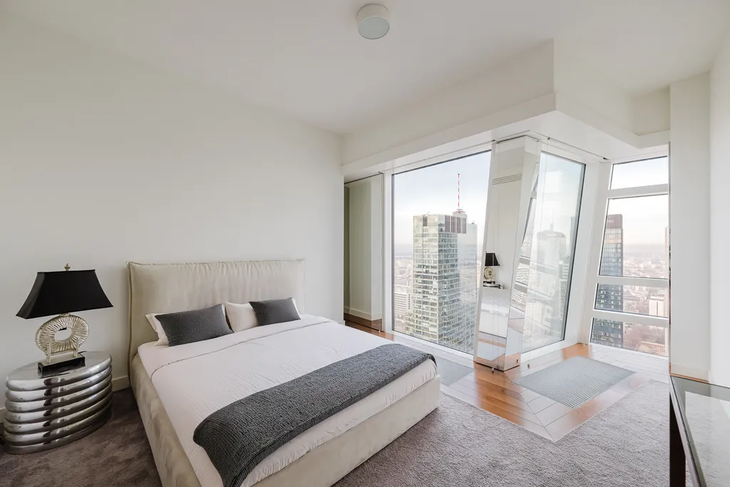 Kadr z apartamentu w wieżowcu z panoramą centrum