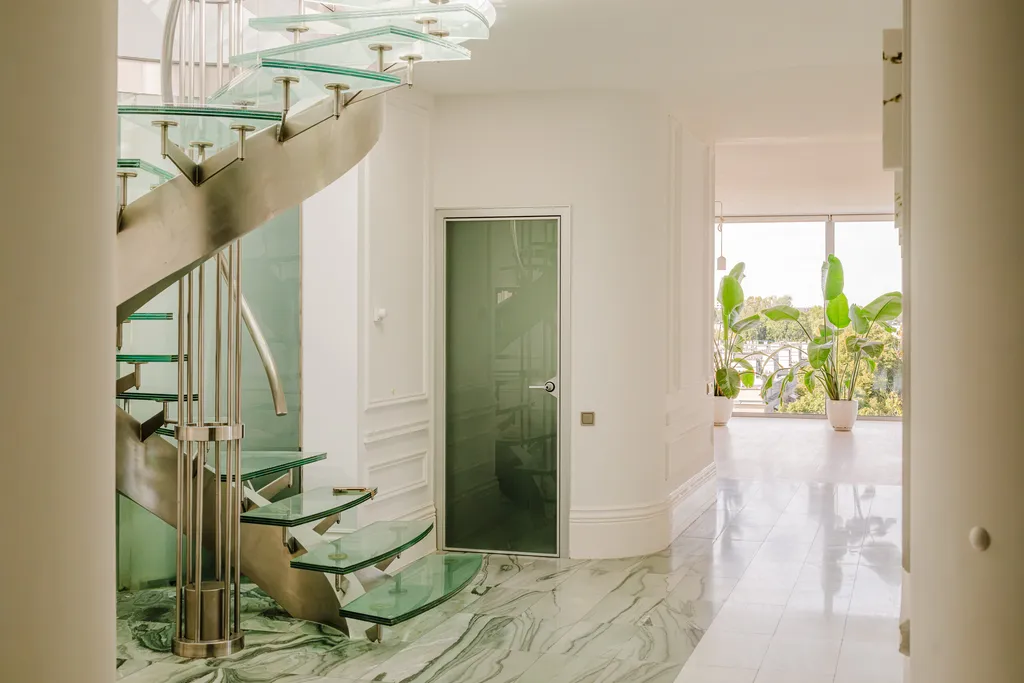 Kadr z penthouse’u z panoramą miasta