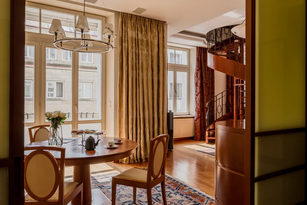 Kadr z klasycznego apartamentu w mahoniu