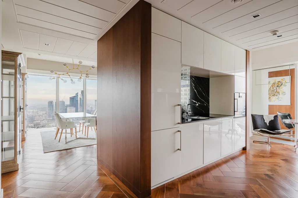 Kadr z apartamentu w wieżowcu z panoramą centrum