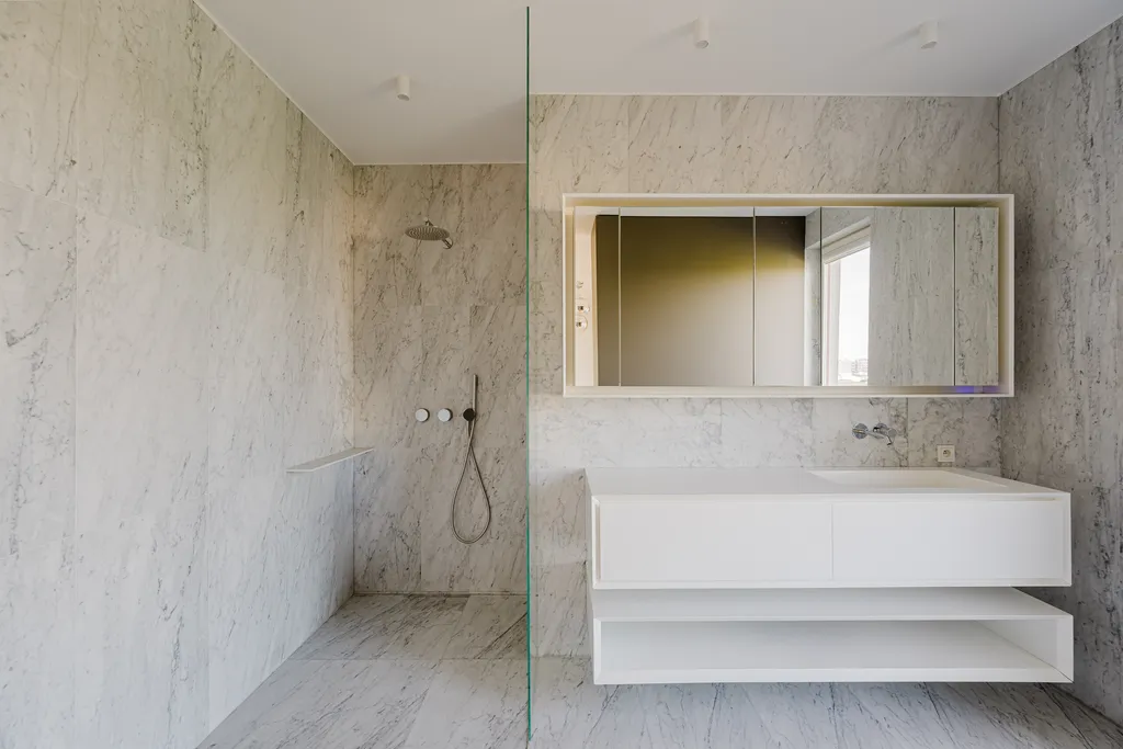 Kadr z penthouse’u z panoramą miasta
