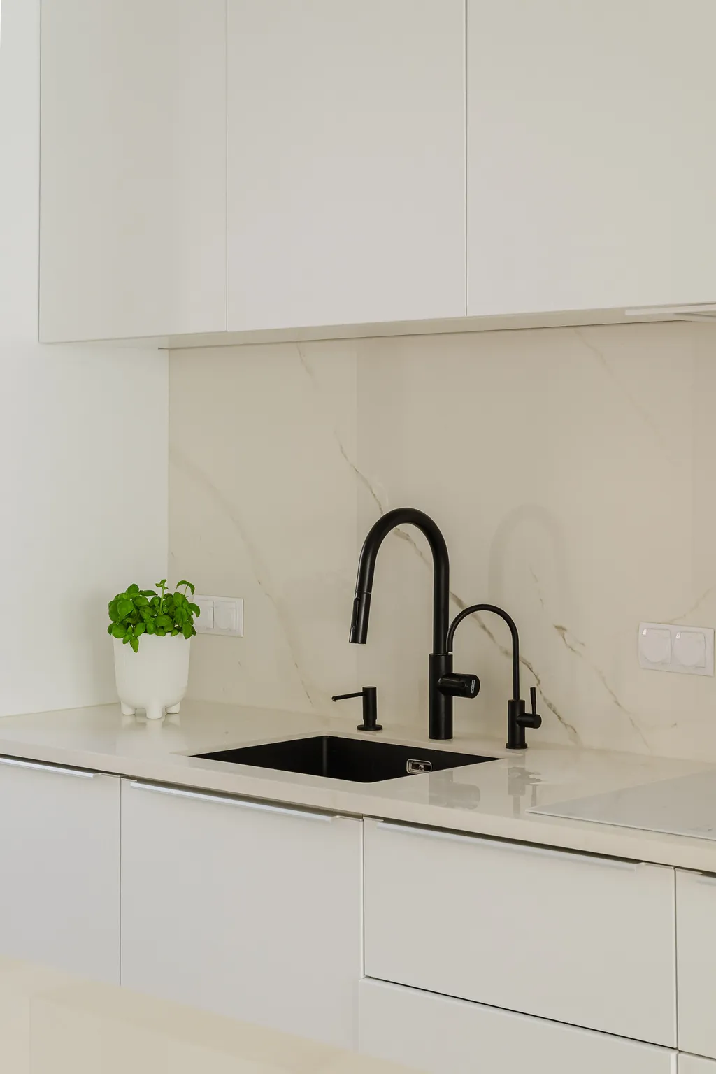 Detal z białego apartamentu dwupoziomowego
