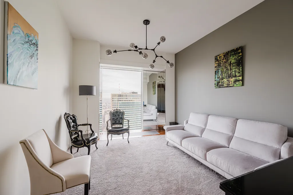Kadr z apartamentu w wieżowcu z panoramą centrum