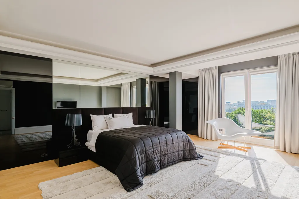 Kadr z penthouse’u z panoramą miasta