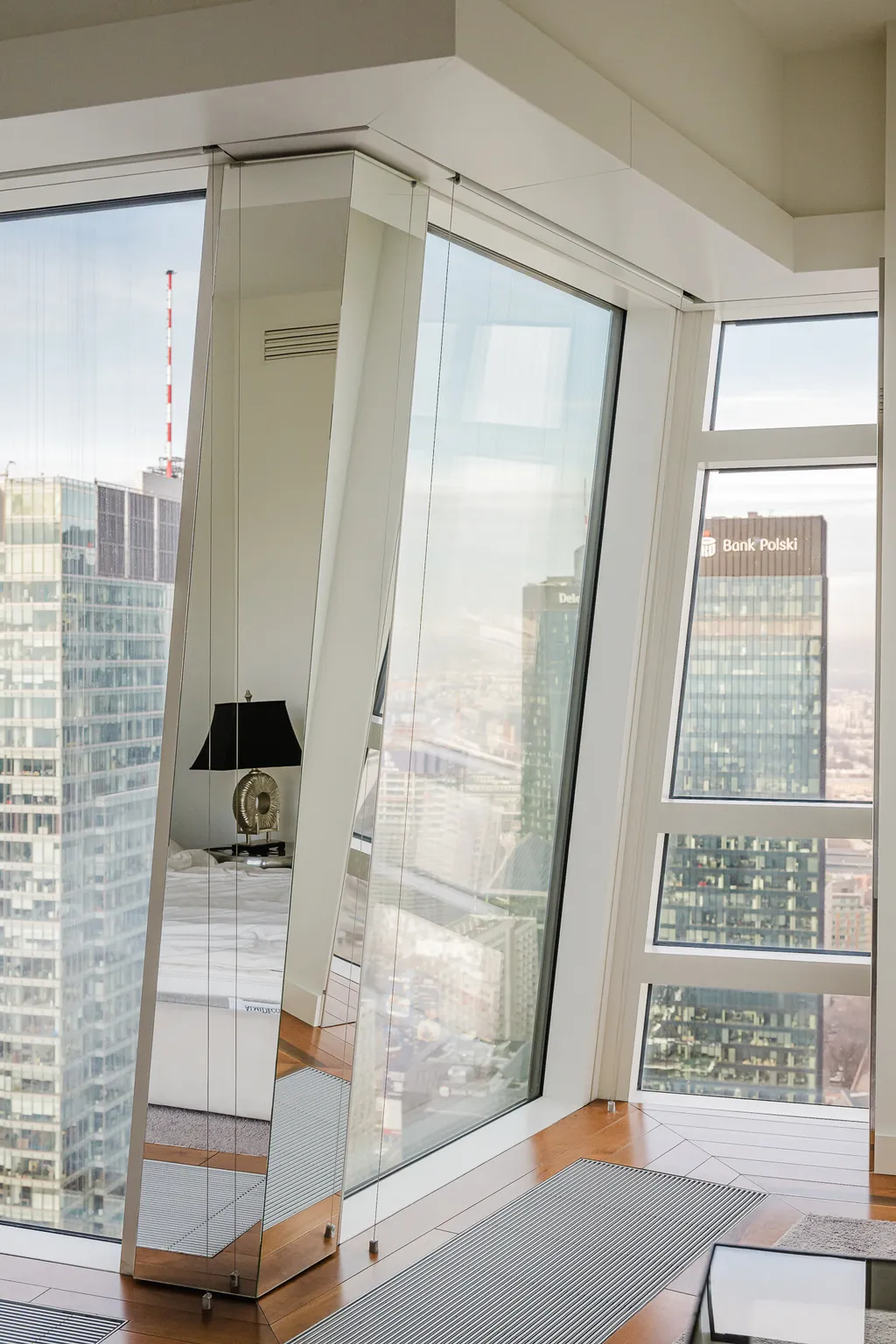 Kadr z apartamentu w wieżowcu z panoramą centrum