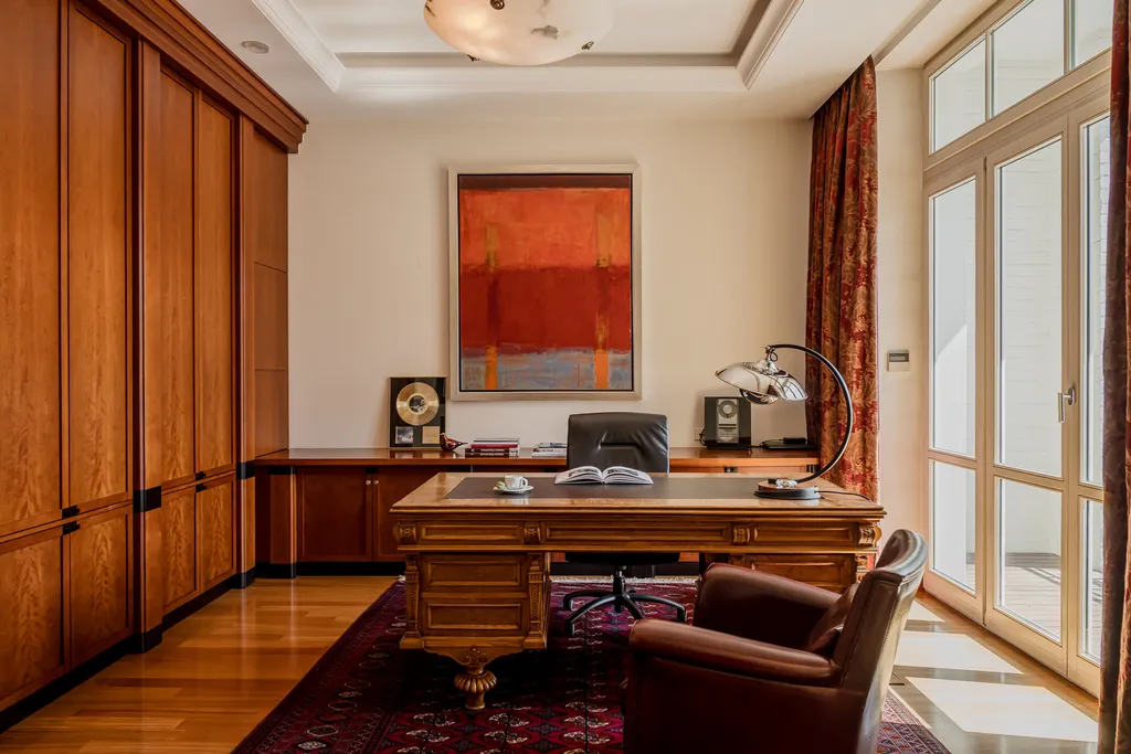 Kadr z klasycznego apartamentu w mahoniu
