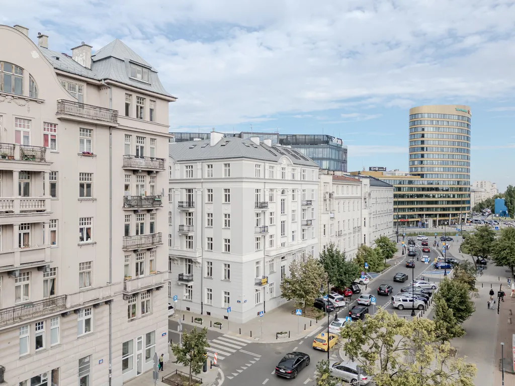 Kadr z mieszkania w wysokiej kamienicy