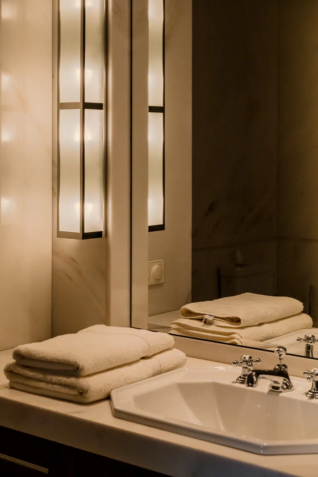 Detal z klasycznego apartamentu w mahoniu