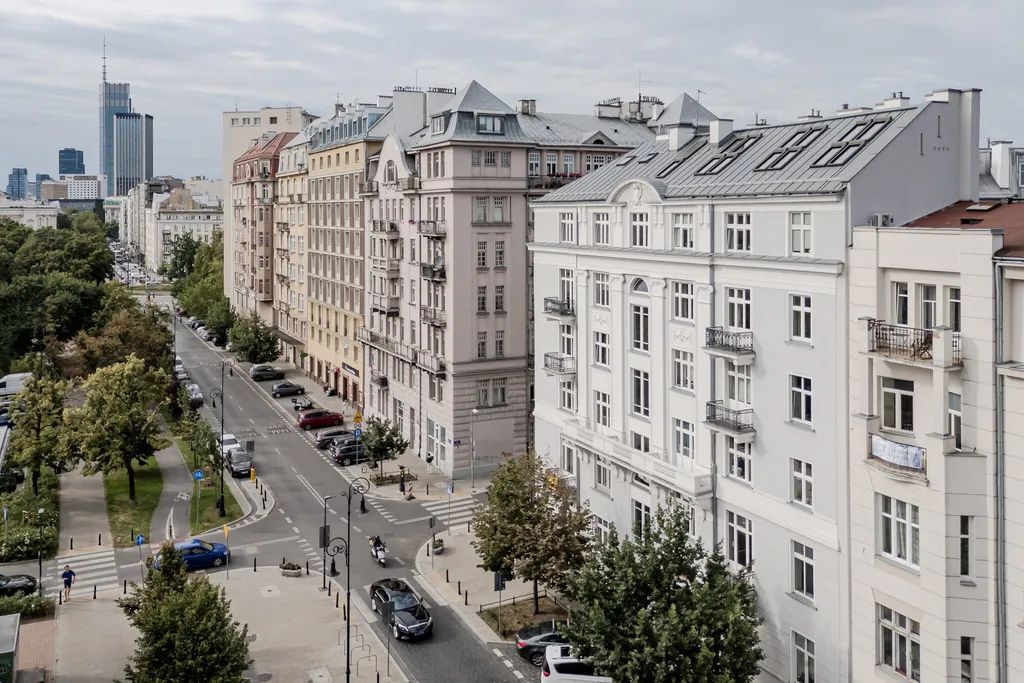 Kadr z mieszkania w wysokiej kamienicy