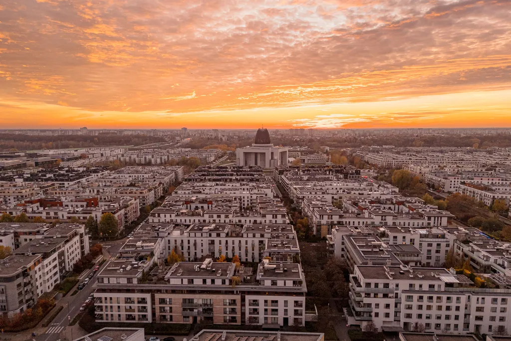 Ujęcie z drona nad dachami miasta