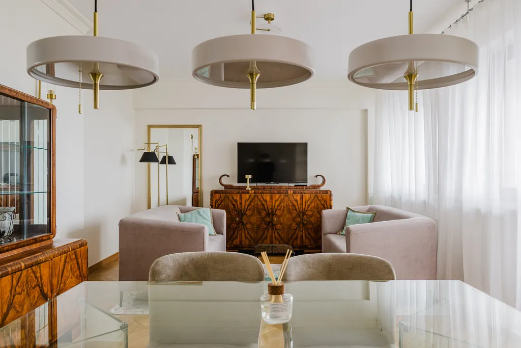 Kadr z mieszkania z meblami w stylu art déco