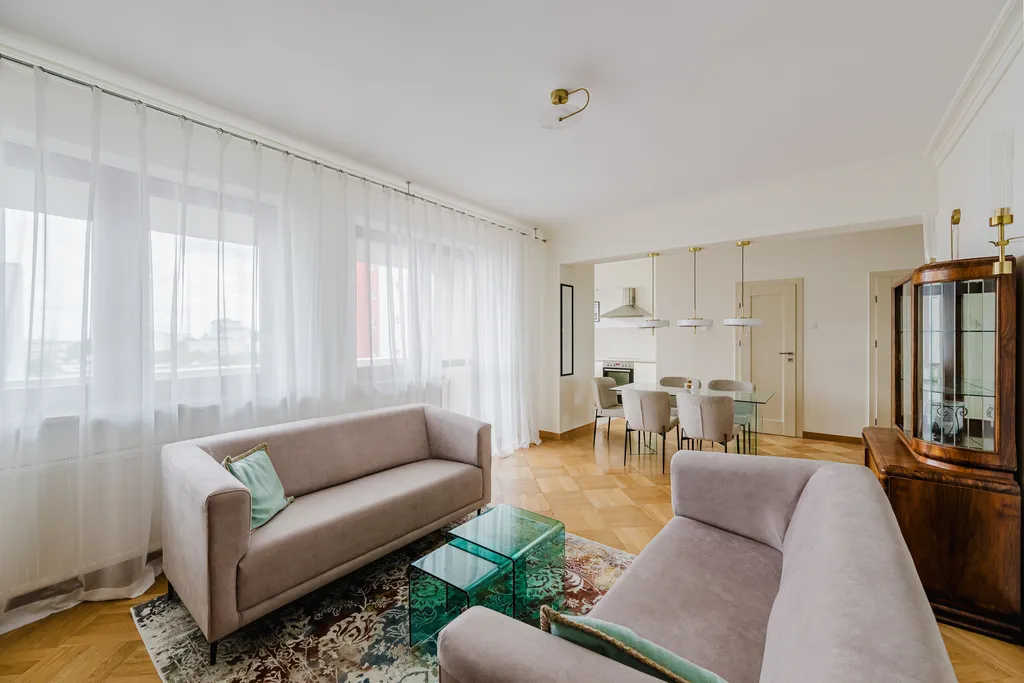 Kadr z mieszkania z meblami w stylu art déco