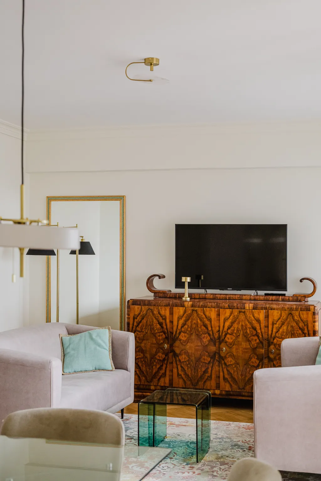Kadr z mieszkania z meblami w stylu art déco