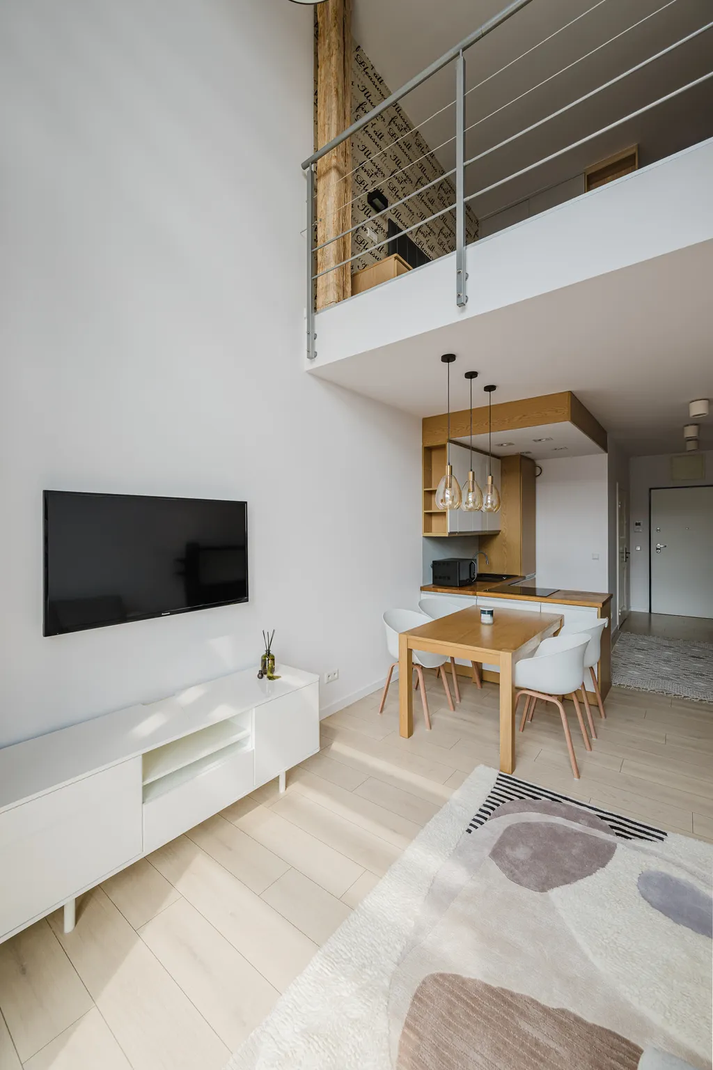 Kadr z apartamentu z antresolą