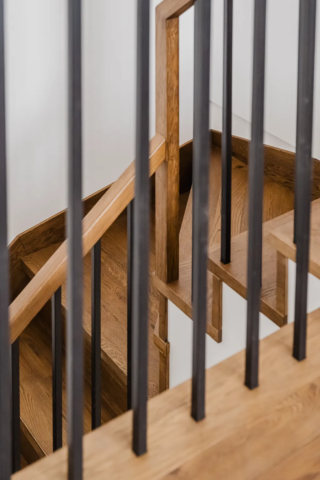 Detal z dupleksu w dębie i czerni