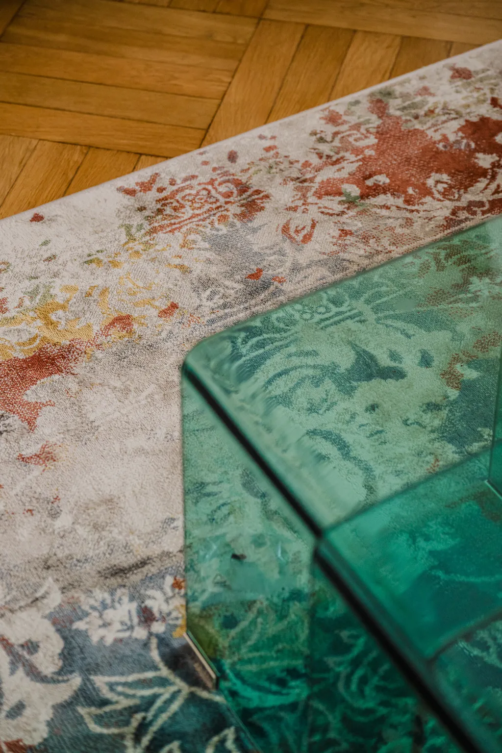 Detal z mieszkania z meblami w stylu art déco
