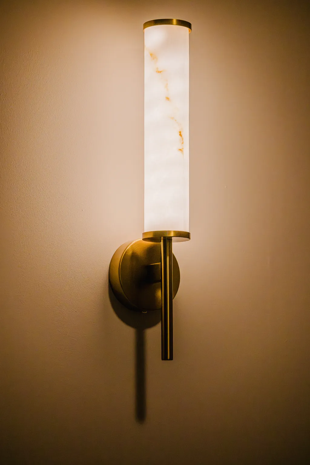 Detal z mieszkania z meblami w stylu art déco